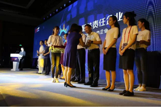 伊利积极推进社会责任体系升级 树立中国乳企的履责典范
