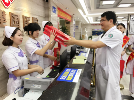 贺中秋送月饼 广州建国妇科医院关爱员工显真情