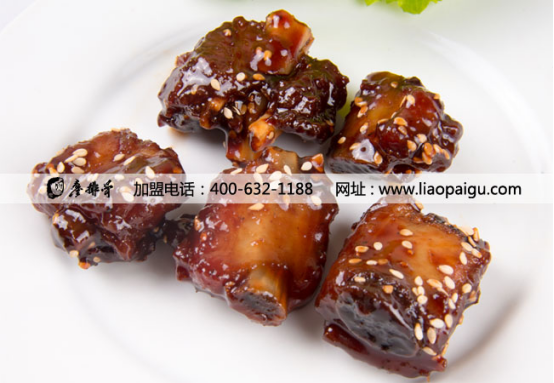 　　选择廖排骨熟食卤菜加盟 为自己创造更多的财富