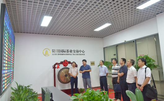 农科院党委书记刘晓洪一行莅临访陆羽茶交中心考察调研
