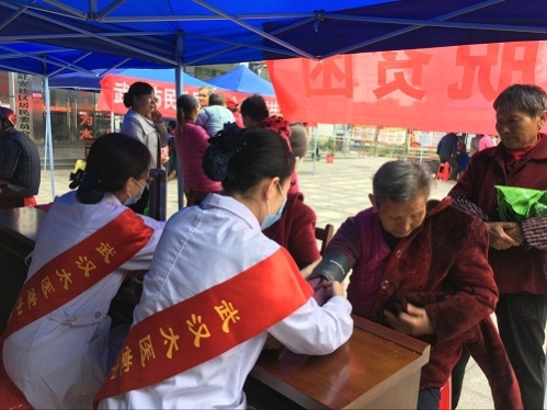 国家扶贫日武汉太医堂医院组织大型义诊活动
