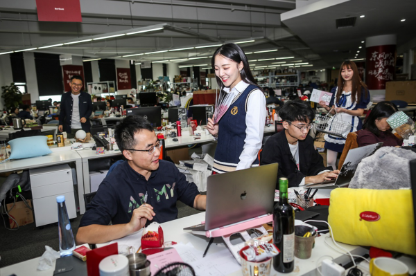 惊呆！绝美小姐姐给程序猿送福利，4大箱套套被掏空！