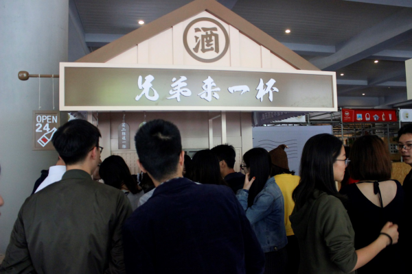 惊呆！绝美小姐姐给程序猿送福利，4大箱套套被掏空！