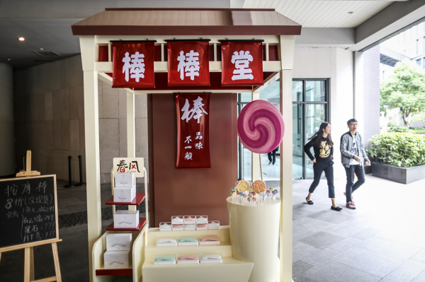 惊呆！绝美小姐姐给程序猿送福利，4大箱套套被掏空！