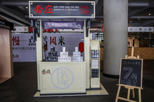 惊呆！绝美小姐姐给程序猿送福利，4大箱套套被掏空！